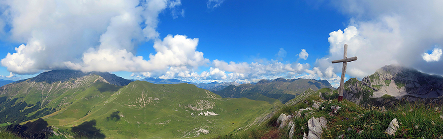 Al Passo di Gabbia (2070 m), sole in valle , nuvoloni in Mandrone-Corna Piana